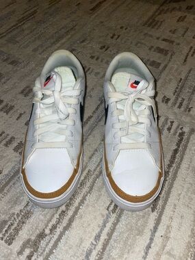 Nike woman’s white & Brown Low-Top Sneakers